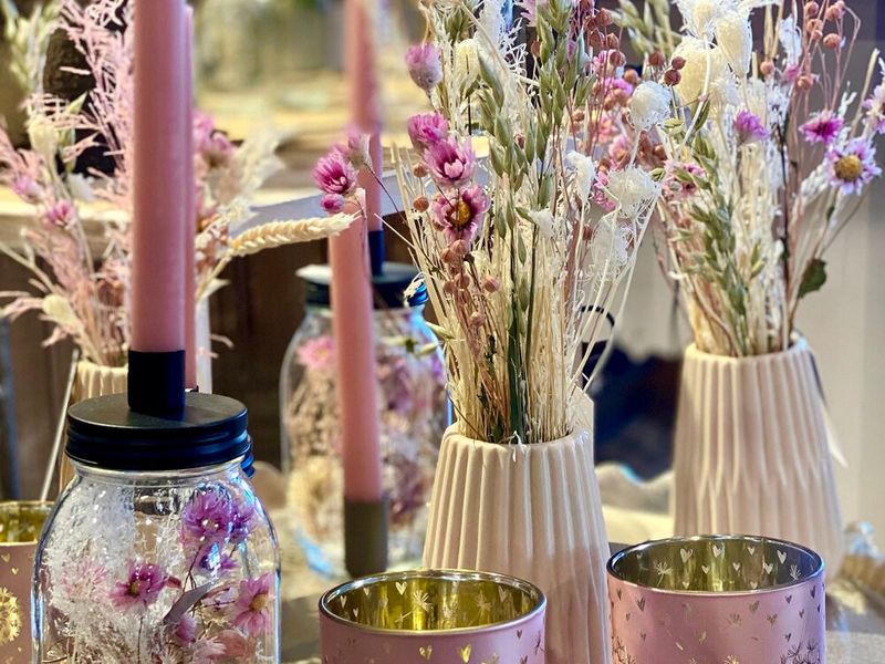 Einheitliche Wohnaccessoires - Kerzenhalter und Vasen
